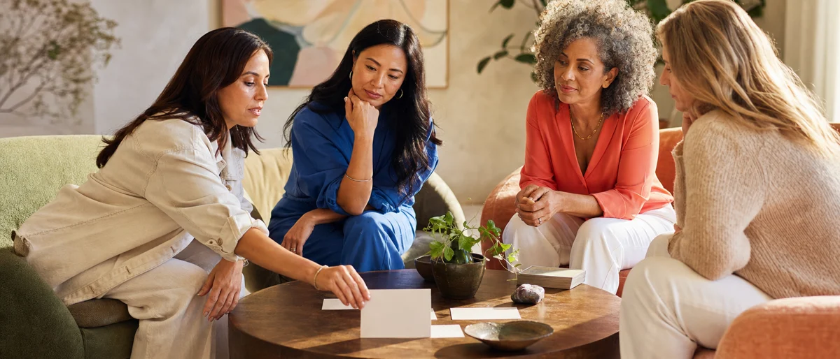 Kleine groep vrouwelijke ondernemers in een aandachtige mastermind