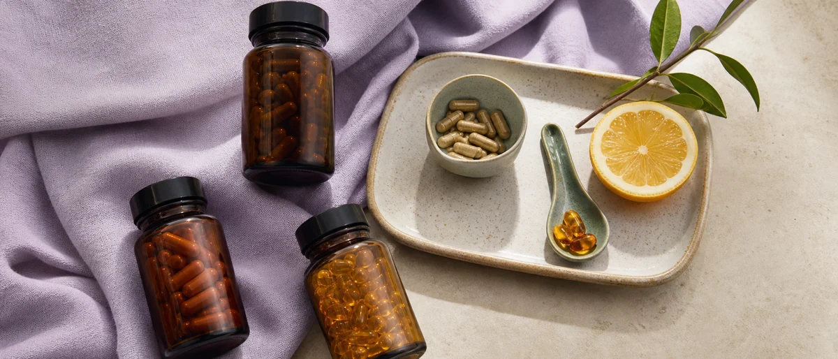 Ongemerkte vitaminepotjes en capsules zorgvuldig klaar voor productadvies