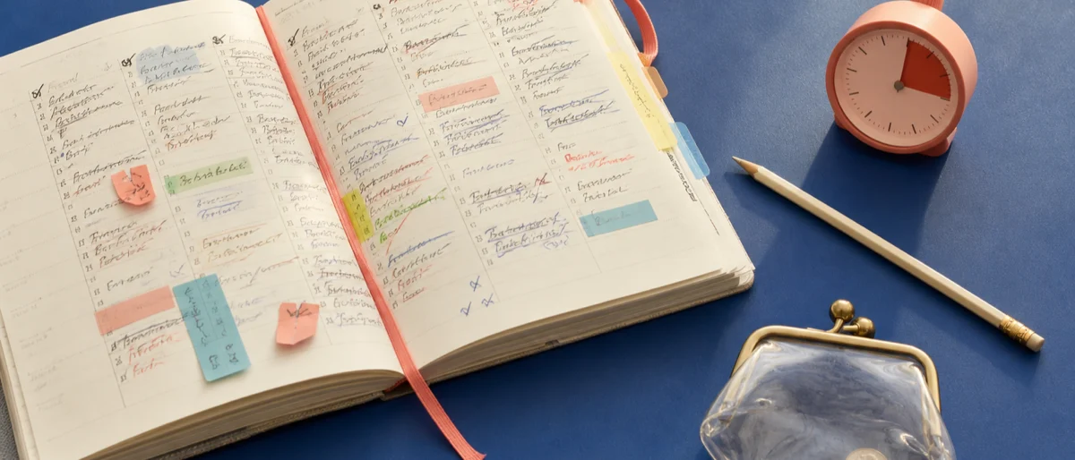 Volle planner, timer en een bijna lege portemonnee als beeld van een krappe marge