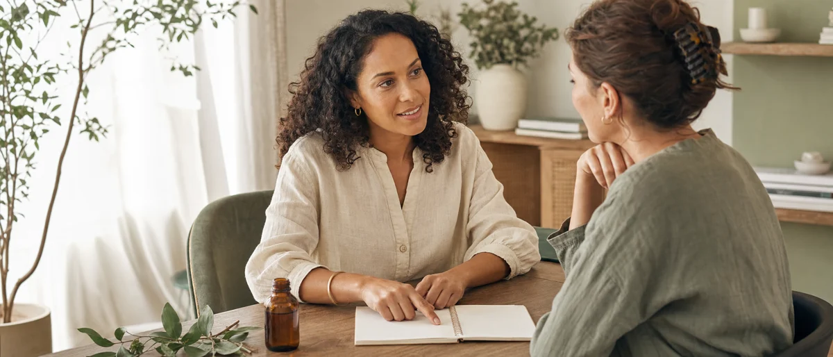 Therapeute bespreekt rustig een persoonlijk welzijnsplan met een cliënt