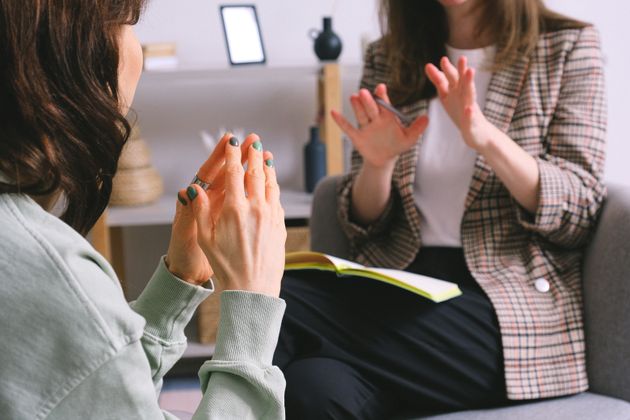 Twee vrouwen voeren zittend een persoonlijk gesprek